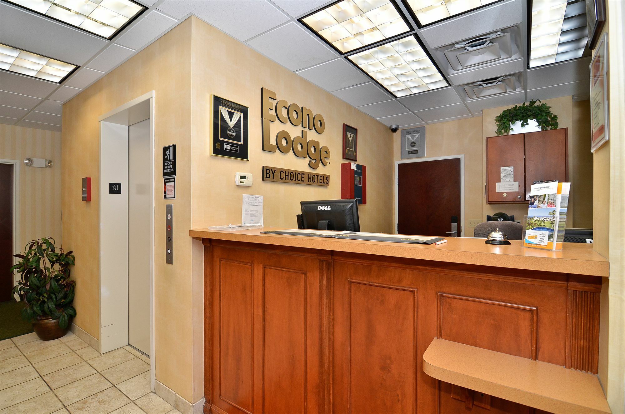Econo Lodge Βαλντόστα Εξωτερικό φωτογραφία